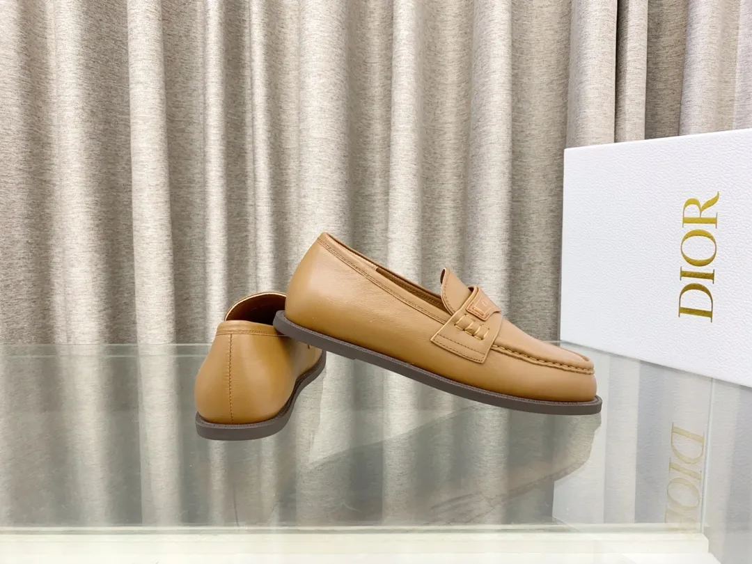 👟👟Ex-factory price 660👟👟 25Ss new Dior Boy loafers This Dior Boy loafer is a new product in the 2024 winter ready-to-wear series. It incorporates Dior's extraordinary craftsmanship and reinterprets the classic loafer design. Crafted from materials including suede and lambskin, it's enhanced with an integrated white fur lining and features a gold-tone Christian Dior Paris signature on the front leather tab. Paired with rubber soles, soft and comfortable. Upper: cowhide, inner padding: comfortable sheepskin, sole: rubber sole, size: 35-39 (40 customized, non-refundable)